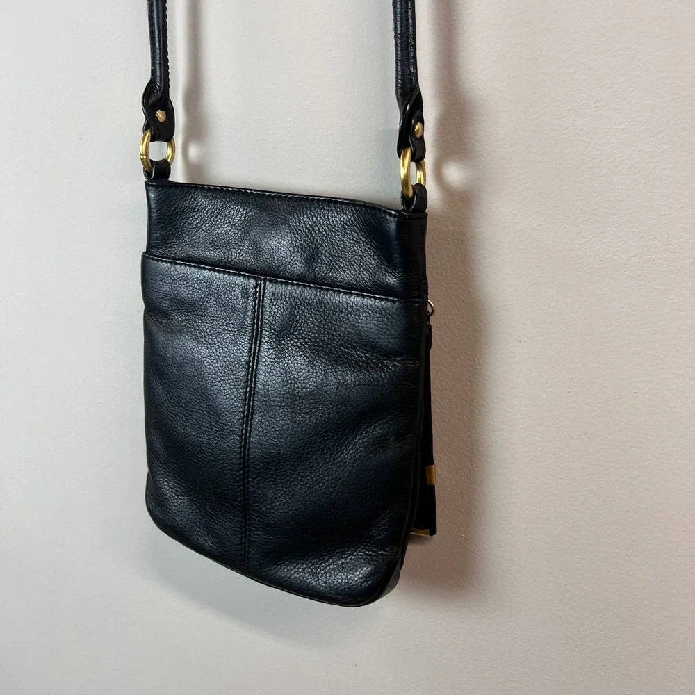 B. Makowsky Crossbody Bag Black Soft Leather Purse Gold Zipper‎ Magnet Pockets